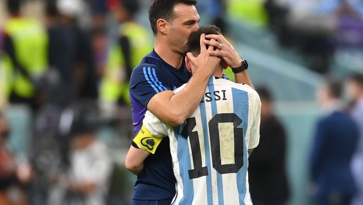 LUSAIL CITY, QATAR - DECEMBER 09: Lionel Scaloni, Head Coach of Argentina, celebrates with Lionel Messi after the win in the penalty shootout during the FIFA World Cup Qatar 2022 quarter final match between Netherlands and Argentina at Lusail Stadium on December 09, 2022 in Lusail City, Qatar. (Photo by Dan Mullan/Getty Images) Il messaggio di Scaloni a Messi che nel 2016 ha cambiato la storia: “Non te ne andare, Leo…” - immagine 1