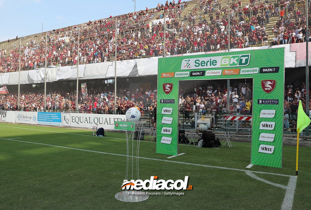  SALERNO, ITALY - AUGUST 25: US Salernitana supporters cheer their team before the Serie B match between US Salernitana and US Citta di Palermo on August 25, 2018 in Salerno, Italy.  (Photo by Francesco Pecoraro/Getty Images) 