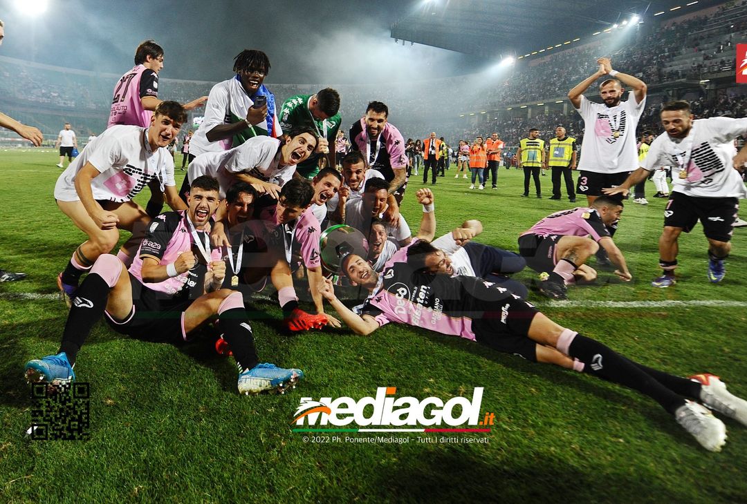 FOTO Palermo in Serie B, i festeggiamenti dei rosanero al Renzo Barbera (Gallery) - immagine 14