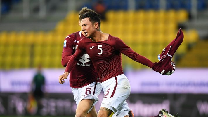 PARMA, ITALY - JANUARY 03: Armando Izzo of Torino (R) celebrates after scoring their sides second goal with Jacopo Segre of Torino (L) during the Serie A match between Parma Calcio and Torino FC at Stadio Ennio Tardini on January 03, 2021 in Parma, Italy. Sporting stadiums around Italy remain under strict restrictions due to the Coronavirus Pandemic as Government social distancing laws prohibit fans inside venues resulting in games being played behind closed doors. (Photo by Alessandro Sabattini/Getty Images) PARMA, ITALY - JANUARY 03: Armando Izzo of Torino (R) celebrates after scoring their sides second goal with Jacopo Segre of Torino (L) during the Serie A match between Parma Calcio and Torino FC at Stadio Ennio Tardini on January 03, 2021 in Parma, Italy. Sporting stadiums around Italy remain under strict restrictions due to the Coronavirus Pandemic as Government social distancing laws prohibit fans inside venues resulting in games being played behind closed doors. (Photo by Alessandro Sabattini/Getty Images)