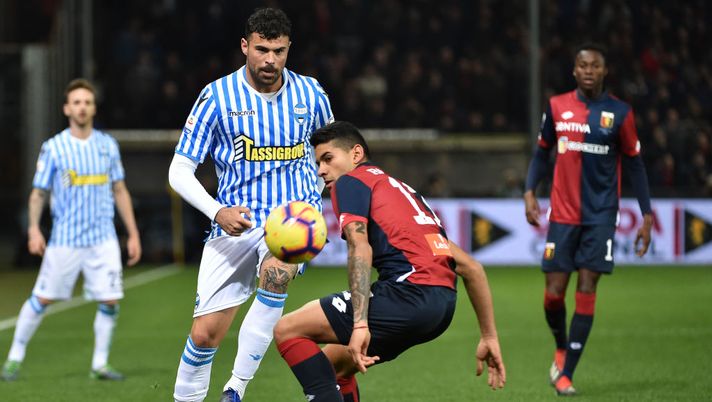 GENOA, ITALY - DECEMBER 09: Cristian Romero of Genoa and Andrea Petagna of Spal during the Serie A match between Genoa CFC and SPAL at Stadio Luigi Ferraris on December 9, 2018 in Genoa, Italy. (Photo by Paolo Rattini/Getty Images) 