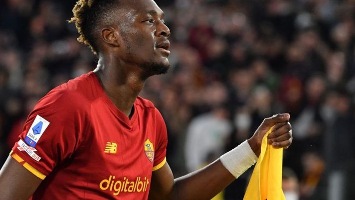 Roma's British forward Tammy Abraham celebrates after scoring his second goal during the Italian Serie A football match between AS Roma and Lazio on March 20, 2022 at the Olympic stadium in Rome. (Photo by Tiziana FABI / AFP) (Photo by TIZIANA FABI/AFP via Getty Images) CorSport: “Abraham resta a Trigoria per riposare, il dolore si è riacutizzato nel derby” - immagine 1