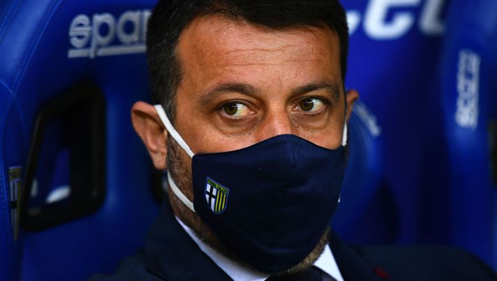 PARMA, ITALY - MARCH 04: Roberto D'Aversa, Head Coach of Parma Calcio 1913 is seen wearing a face mask prior to the Serie A match between Parma Calcio and FC Internazionale at Stadio Ennio Tardini on March 04, 2021 in Parma, Italy. Sporting stadiums around Italy remain under strict restrictions due to the Coronavirus Pandemic as Government social distancing laws prohibit fans inside venues resulting in games being played behind closed doors. (Photo by Alessandro Sabattini/Getty Images) PARMA, ITALY - MARCH 04: Roberto D'Aversa, Head Coach of Parma Calcio 1913 is seen wearing a face mask prior to the Serie A match between Parma Calcio and FC Internazionale at Stadio Ennio Tardini on March 04, 2021 in Parma, Italy. Sporting stadiums around Italy remain under strict restrictions due to the Coronavirus Pandemic as Government social distancing laws prohibit fans inside venues resulting in games being played behind closed doors. (Photo by Alessandro Sabattini/Getty Images)