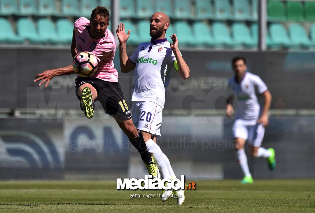  PALERMO, ITALY - APRIL 30: Thiago Cionek (L) of Palermo holds off the challenge from Borja Valero of Fiorentina  during the Serie A match between US Citta di Palermo and ACF Fiorentina at Stadio Renzo Barbera on April 30, 2017 in Palermo, Italy.  (Photo by Tullio M. Puglia/Getty Images)  