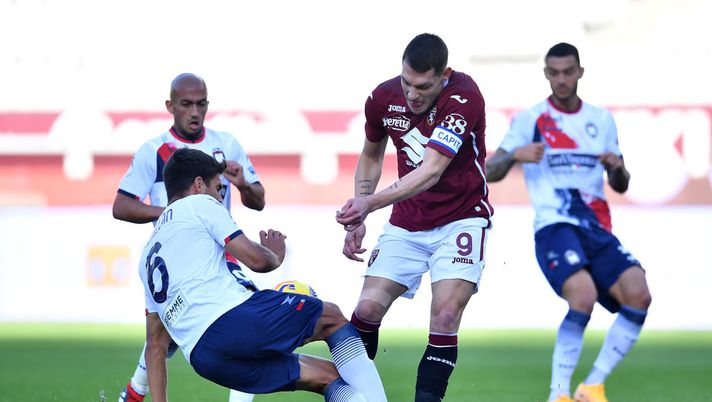 TURIN, ITALY - NOVEMBER 08:  Andrea Belotti (R) of Torino FC is tackled by Lisandro Magallan of FC Crotone during the Serie A match between Torino FC and FC Crotone at Stadio Olimpico di Torino on November 8, 2020 in Turin, Italy.  (Photo by Valerio Pennicino/Getty Images) 