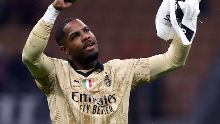 MILAN, ITALY - FEBRUARY 26: Mike Maignan of AC Milan acknowledges the fans after the Serie A match between AC MIlan and Atalanta BC at Stadio Giuseppe Meazza on February 26, 2023 in Milan, Italy. (Photo by Marco Luzzani/Getty Images) Milan, Maignan è tornato: “Le mie uniche droghe: fede, lavoro e vittorie” - immagine 1