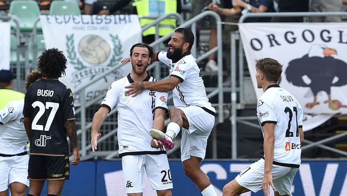 VENICE, ITALY - SEPTEMBER 19: Simone Bastoni of Spezia Calcio celebrates with his teammates after scoring opening goal during the Serie A match between Venezia FC and Spezia Calcio at Stadio Paolo Mazza on September 19, 2021 in Venice, Italy. (Photo by Giuseppe Bellini/Getty Images) VENICE, ITALY - SEPTEMBER 19: Simone Bastoni of Spezia Calcio celebrates with his teammates after scoring opening goal during the Serie A match between Venezia FC and Spezia Calcio at Stadio Paolo Mazza on September 19, 2021 in Venice, Italy. (Photo by Giuseppe Bellini/Getty Images)