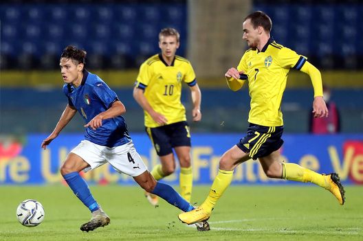  PISA, ITALY - NOVEMBER 18: Samiuele Ricci of Italy U21 battles for the ball with Adam Hellborg of Sweden U21 during the UEFA Euro Under 21 Qualifier match between Italy U21 and Sweden U21 at Arena Garibaldi on November 18, 2020 in Pisa, Italy. (Photo by Gabriele Maltinti/Getty Images) 