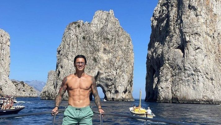 Benevento, Lapadula in posa a Capri: e i compagni ironizzano “Sei tu CR dula?” Benevento, Lapadula in posa a Capri: e i compagni ironizzano “Sei tu CR dula?”