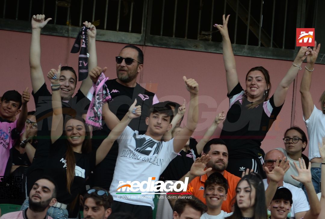 Fototifo, i tifosi allo stadio per Palermo-Feralpisaló 1-0 (gallery) - immagine 172