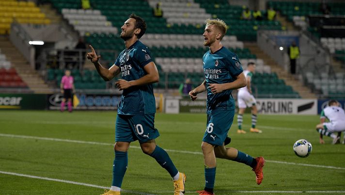 TALLAGHT, IRELAND - SEPTEMBER 17: Hakan Calhanoglu of AC Milan celebrates with teammates after scoring his team's second goal during the UEFA Europa League second qualifying round match between Shamrock Rovers and AC Milan at Tallaght Stadium on September 17, 2020 in Tallaght, Ireland. (Photo by Charles McQuillan/Getty Images) TALLAGHT, IRELAND - SEPTEMBER 17: Hakan Calhanoglu of AC Milan celebrates with teammates after scoring his team's second goal during the UEFA Europa League second qualifying round match between Shamrock Rovers and AC Milan at Tallaght Stadium on September 17, 2020 in Tallaght, Ireland. (Photo by Charles McQuillan/Getty Images)