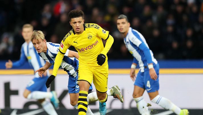 BERLIN, GERMANY - NOVEMBER 30: Jadon Sancho of Borussia Dortmund runs with the ball under pressure from Per Skjelbred of Hertha BSC during the Bundesliga match between Hertha BSC and Borussia Dortmund at Olympiastadion on November 30, 2019 in Berlin, Germany. (Photo by Boris Streubel/Bongarts/Getty Images) BERLIN, GERMANY - NOVEMBER 30: Jadon Sancho of Borussia Dortmund runs with the ball under pressure from Per Skjelbred of Hertha BSC during the Bundesliga match between Hertha BSC and Borussia Dortmund at Olympiastadion on November 30, 2019 in Berlin, Germany. (Photo by Boris Streubel/Bongarts/Getty Images)