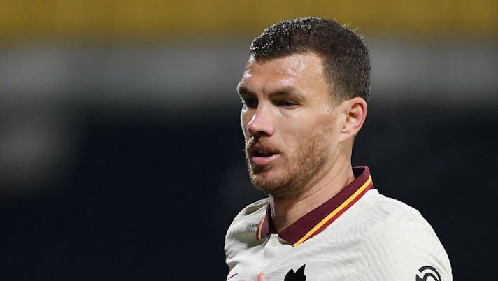 BENEVENTO, ITALY - FEBRUARY 21: Edin Dzeko of AS Roma during the Serie A match between Benevento Calcio and AS Roma at Stadio Ciro Vigorito on February 21, 2021 in Benevento, Italy. (Photo by Francesco Pecoraro/Getty Images) Roma, Gazzetta: “Cos’ha fatto ieri Mourinho con Dzeko a Trigoria: un segnale di mercato” - immagine 1