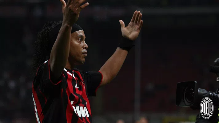 Ronaldinho, ex giocatore del Milan dal 2010 al 2012 (credits: acmilan.com)