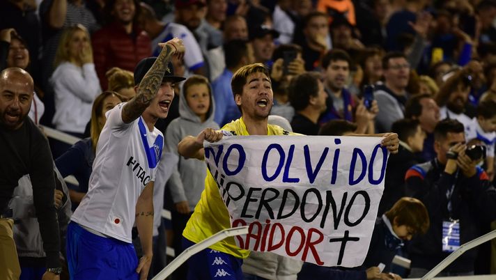 BUENOS AIRES, ARGENTINA - NOVEMBER 10: A fan of Velez holds a sign during a match between Velez and Boca Juniors as part of Superliga Argentina 2019/20 at Jose Amalfitani Stadium on November 10, 2019 in Buenos Aires, Argentina. (Photo by Amilcar Orfali/Getty Images) BUENOS AIRES, ARGENTINA - NOVEMBER 10: A fan of Velez holds a sign during a match between Velez and Boca Juniors as part of Superliga Argentina 2019/20 at Jose Amalfitani Stadium on November 10, 2019 in Buenos Aires, Argentina. (Photo by Amilcar Orfali/Getty Images)