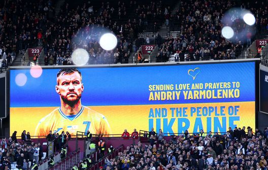 LONDON, ENGLAND - FEBRUARY 27: The LED board shows a message of support to Andriy Yarmolenko to indicate peace and sympathy with Ukraine prior to the Premier League match between West Ham United and Wolverhampton Wanderers at London Stadium on February 27, 2022 in London, England. (Photo by Alex Morton/Getty Images) Ucraina, la Premier League valuta iniziative di sostegno prima delle partite. La Cina le oscura- immagine 2