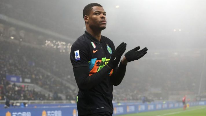 MILAN, ITALY - DECEMBER 22: Denzel Dumfries of FC Internazionale applauds the fans during the Serie A match between FC Internazionale and Torino FC at Stadio Giuseppe Meazza on December 22, 2021 in Milan, Italy. (Photo by Marco Luzzani/Getty Images) Inter, la Gazzetta: “Un cambio in formazione è sicuro, Dzeko e Bastoni invece…” - immagine 1