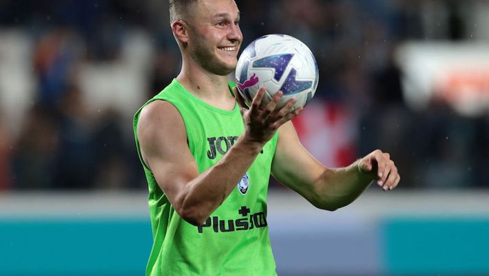 BERGAMO, ITALY - SEPTEMBER 01: Teun Koopmeiners of Atalanta BC celebrates scoring a hat-trick following the Serie A match between Atalanta BC and Torino FC at Gewiss Stadium on September 01, 2022 in Bergamo, Italy. (Photo by Emilio Andreoli/Getty Images) Voto 5,5 per Koopmeiners: ecco la spiegazione con la pagella di Fantacalcio.it - immagine 1
