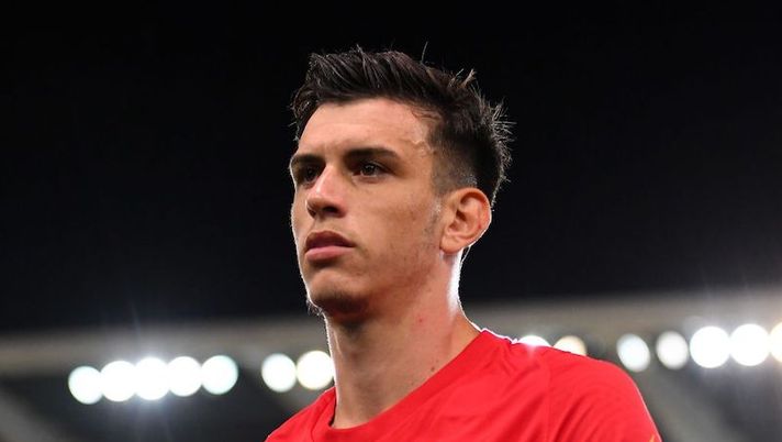 UDINE, ITALY - OCTOBER 03: Roger Ibanez of AS Roma looks on during the Serie A match between Udinese Calcio and AS Roma at Dacia Arena on October 03, 2020 in Udine, Italy. (Photo by Alessandro Sabattini/Getty Images) Roma, infortunio al ginocchio per Ibanez: la prima diagnosi, nuovi controlli in vista - immagine 1