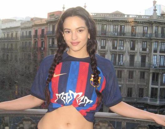 Il Clásico fa “litigare” una coppia di artisti, Rauw Alejandro paga pegno: “Dovrò pulire…” - immagine 1