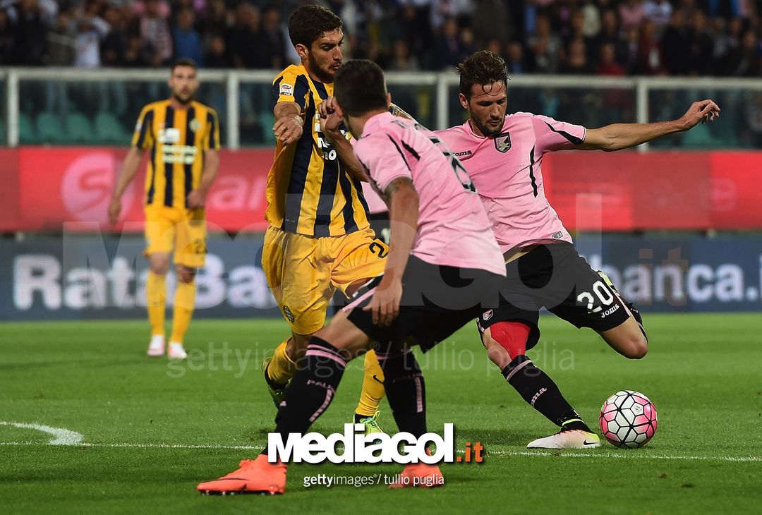  PALERMO, ITALY - MAY 15:  Franco Vazquez of Palermo scores the opening goal during the Serie A match between US Citta di Palermo and Hellas Verona FC at Stadio Renzo Barbera on May 15, 2016 in Palermo, Italy.  (Photo by Tullio M. Puglia/Getty Images)  