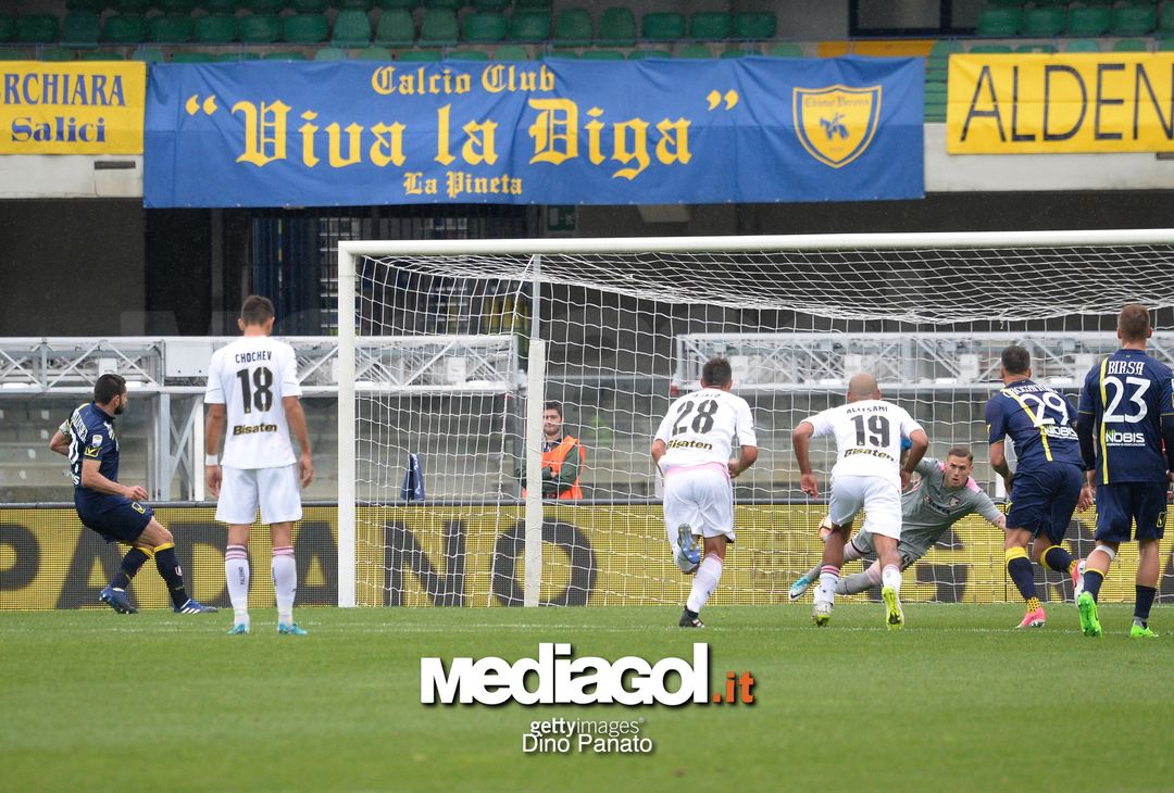  VERONA, ITALY - MAY 07:  Sergio Pellissier (L) of AC ChievoVerona scores his opening goal from the penalty spot during the Serie A match between AC ChievoVerona and US Citta di Palermo at Stadio Marc'Antonio Bentegodi on May 7, 2017 in Verona, Italy.  (Photo by Dino Panato/Getty Images) 