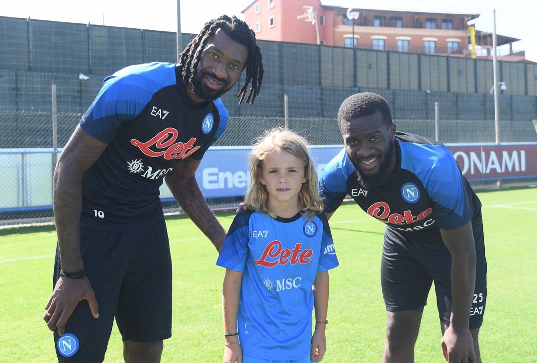 FOTO Il famoso bambino del Franchi fa visita al Napoli: maglia autografata in regalo - immagine 3