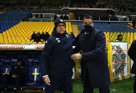 PARMA, ITALY - MARCH 19: Davide Ballardini, head coach of Genoa CFC, and Roberto D'Aversa, manager of Parma Calcio, shake hands during the Serie A match between Parma Calcio and Genoa CFC at Stadio Ennio Tardini on March 19, 2021 in Parma, Italy. (Photo by Alessandro Sabattini/Getty Images) PARMA, ITALY - MARCH 19: Davide Ballardini, head coach of Genoa CFC, and Roberto D'Aversa, manager of Parma Calcio, shake hands during the Serie A match between Parma Calcio and Genoa CFC at Stadio Ennio Tardini on March 19, 2021 in Parma, Italy. (Photo by Alessandro Sabattini/Getty Images)