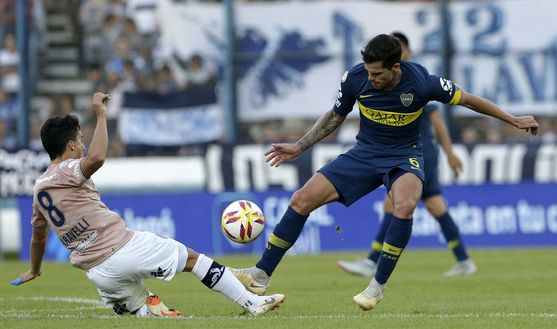 LA PLATA, ARGENTINA - OCTOBER 27: Lorenzo Faravelli of Gimnasia y Esgrima La Plata and Fernando Gago of Boca Juniors fight for the ball during a match between Gimnasia y Esgrima La Plata and Boca Juniors at Juan Carmelo Zerillo Stadium on October 27, 2018 in La Plata, Argentina. (Photo by Daniel Jayo/Getty Images) LA PLATA, ARGENTINA - OCTOBER 27: Lorenzo Faravelli of Gimnasia y Esgrima La Plata and Fernando Gago of Boca Juniors fight for the ball during a match between Gimnasia y Esgrima La Plata and Boca Juniors at Juan Carmelo Zerillo Stadium on October 27, 2018 in La Plata, Argentina. (Photo by Daniel Jayo/Getty Images)