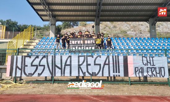 Palermo, la “follia” degli ultras CNI: viaggio di notte, 10 minuti di cori in ritiro e ritorno in Sicilia Palermo, la “follia” degli ultras CNI: viaggio di notte, 10 minuti di cori in ritiro e ritorno in Sicilia