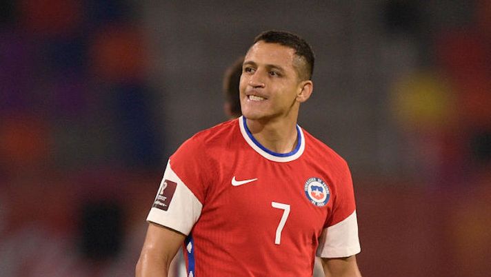 SANTIAGO DEL ESTERO, ARGENTINA - JUNE 03: Alexis Sanchez of Chile reacts after taking a free kick during a match between Argentina and Chile as part of South American Qualifiers for Qatar 2022 at Estadio Unico Madre de Ciudades on June 03, 2021 in Santiago del Estero, Argentina. (Photo by Juan Mabromata - Pool/Getty Images) Ennesimo infortunio per Sanchez in nazionale: è di nuovo allarme in casa Inter - immagine 1