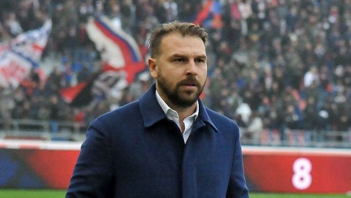 BOLOGNA, ITALY - NOVEMBER 21: Paolo Zanetti head coach of Venezia FC looks on prior the beginning of the Serie A match between Bologna FC and Venezia FC at Stadio Renato Dall'Ara on November 21, 2021 in Bologna, Italy. (Photo by Mario Carlini / Iguana Press/Getty Images) Zanetti: “Sono incazzato nero: il modulo non cambia nulla. I gol non mancano da Henry” - immagine 1