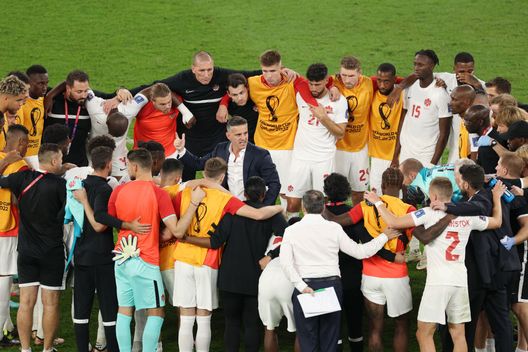 DOHA, QATAR - NOVEMBER 23: John Herdman, Head Coach of Canada, speaks to their team after the 0-1 loss the FIFA World Cup Qatar 2022 Group F match between Belgium and Canada at Ahmad Bin Ali Stadium on November 23, 2022 in Doha, Qatar. (Photo by Richard Heathcote/Getty Images) Herdman fa infuriare un tabloid croato: “Hai le parole, ma il coraggio?”- immagine 1