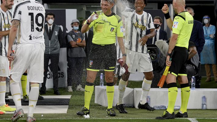 Referee Gianluca Rocchi celebrates the end of his Serie A career after the Serie A match between Juventus and AS Roma on August 1, 2020 in Turin, Italy Referee Gianluca Rocchi celebrates the end of his Serie A career after the Serie A match between Juventus and AS Roma on August 1, 2020 in Turin, Italy