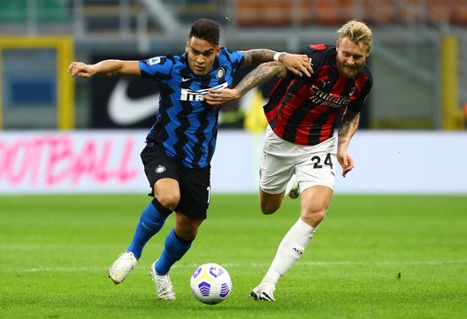 Kjaer del Milan e Lautaro Martinez dell'Inter lottano per il pallone Kjaer del Milan e Lautaro Martinez dell'Inter lottano per il pallone
