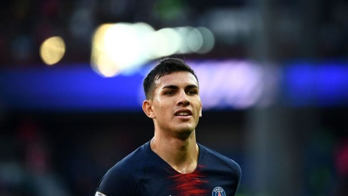 Paris Saint-Germain's Argentinian forward Leandro Paredes looks on during the French L1 football match between Paris Saint-Germain (PSG) and Nimes Olympique (NO) at the Parc de Princes in Paris, on February 23, 2019. (Photo by FRANCK FIFE / AFP) (Photo credit should read FRANCK FIFE/AFP via Getty Images) Juve, la Gazzetta: “Il prossimo in lista è Paredes. Si studia un colpo in più” - immagine 1