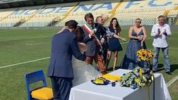 VIDEO / Matrimonio allo stadio del Modena davanti alla curva
