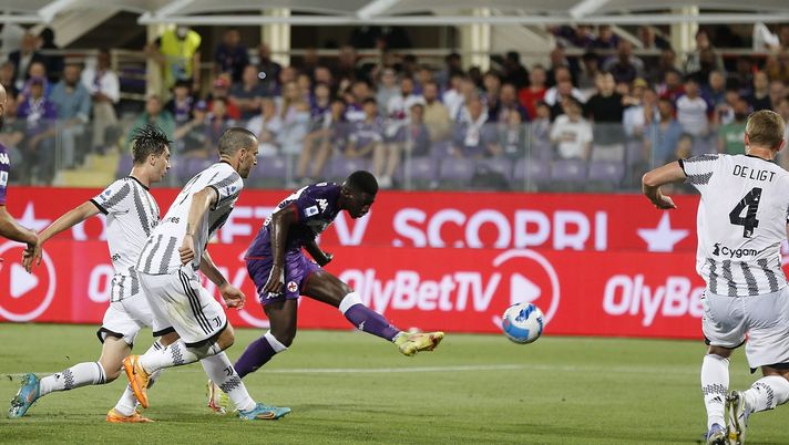 FLORENCE, ITALY - MAY 21: Alfred Duncan of ACF Fiorentina scores the opening goal during the Serie A match between ACF Fiorentina and Juventus at Stadio Artemio Franchi on May 21, 2022 in Florence, Italy. (Photo by Gabriele Maltinti/Getty Images) gol Duncan