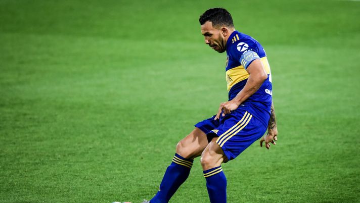 BUENOS AIRES, ARGENTINA - NOVEMBER 15: Carlos Tevez of Boca Juniors kicks the ball during a match between Boca Juniors and Talleres as part of the third round of Copa Liga Profesional 2020 at Estadio Alberto J. Armando on November 15, 2020 in Buenos Aires, Argentina. (Photo by Marcelo Endelli/Getty Images) BUENOS AIRES, ARGENTINA - NOVEMBER 15: Carlos Tevez of Boca Juniors kicks the ball during a match between Boca Juniors and Talleres as part of the third round of Copa Liga Profesional 2020 at Estadio Alberto J. Armando on November 15, 2020 in Buenos Aires, Argentina. (Photo by Marcelo Endelli/Getty Images)