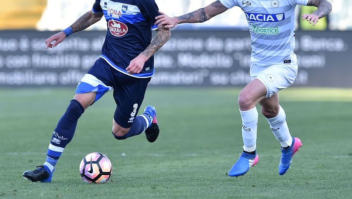 PESCARA, ITALY - MARCH 12:  Cristiano Biraghi of Pescara Calcio and Rodrigo De Paul of Udinese Calcio in action during the Serie A match between Pescara Calcio and Udinese Calcio at Adriatico Stadium on March 12, 2017 in Pescara, Italy.  (Photo by Giuseppe Bellini/Getty Images) 