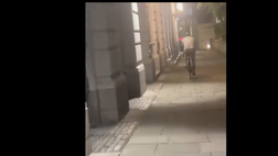 VIDEO / Guardiola inseguito in bici nella notte: il malinteso col tifoso
