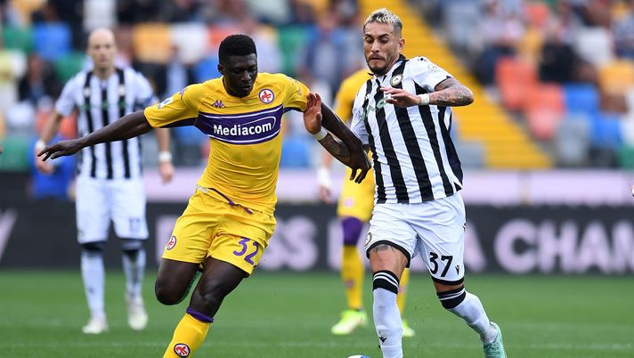 UDINE, ITALY - SEPTEMBER 26: Alfred Duncan of ACF Fiorentina  competes for the ball with Roberto Pereyra of Udinese Calcio during the Serie A match between Udinese Calcio and ACF Fiorentina at Dacia Arena on September 26, 2021 in Udine, Italy. (Photo by Alessandro Sabattini/Getty Images) 