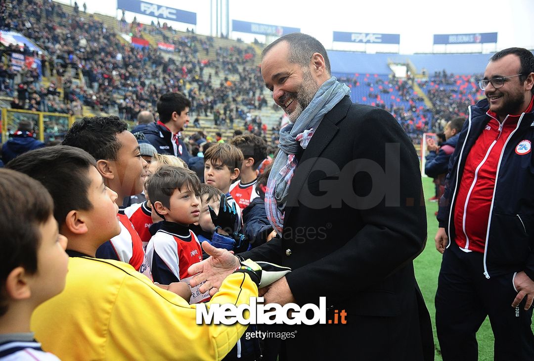  BOLOGNA, ITALY - NOVEMBER 20: Joey Saputo President of Bologna FC salutes young football players prior the Serie A match between Bologna FC and US Citta di Palermo at Stadio Renato Dall'Ara on November 20, 2016 in Bologna, Italy.  (Photo by Mario Carlini / Iguana Press/Getty Images)  