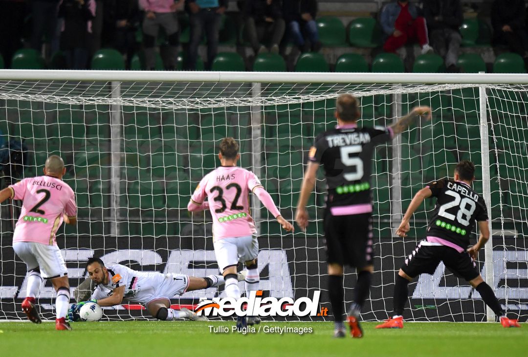 PALERMO, ITALY - APRIL 22: Alberto Brignoli goalkeeper of Palermo, saves a penalty during the Serie B match between US Citta di Palermo and Padova at Stadio Renzo Barbera on April 22, 2019 in Palermo, Italy. (Photo by Tullio M. Puglia/Getty Images) 
