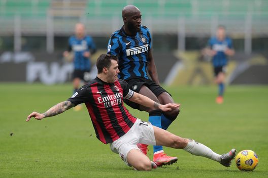 Romagnoli del Milan in chiusura su Lukaku dell'Inter Romagnoli del Milan in chiusura su Lukaku dell'Inter