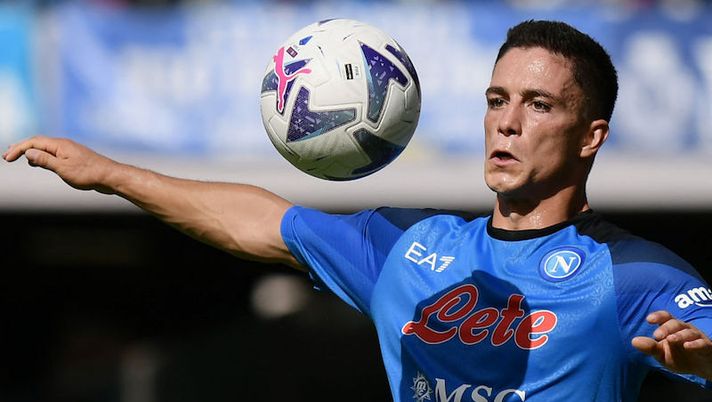 Napoli's Italian forward Giacomo Raspadori controls the ball during the Italian Serie A football match between SSC Napoli vs Spezia Calcio at Diego Armando Maradona Stadium in Naples on September 10, 2022. (Photo by Filippo MONTEFORTE / AFP) (Photo by FILIPPO MONTEFORTE/AFP via Getty Images) Infortunio Raspadori, Sky: “I tempi minimi di recupero e c’è un serio rischio” - immagine 1