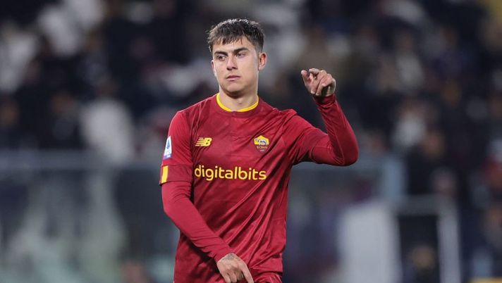 LA SPEZIA, ITALY - JANUARY 22: Paulo Exequiel Dybalaof AS Roma gestures during the Serie A match between Spezia Calcio and AS Roma at Stadio Alberto Picco on January 22, 2023 in La Spezia, Italy. (Photo by Gabriele Maltinti/Getty Images) Dybala stop: ecco la prima diagnosi! Mourinho: “Non era in condizione di giocare” - immagine 1
