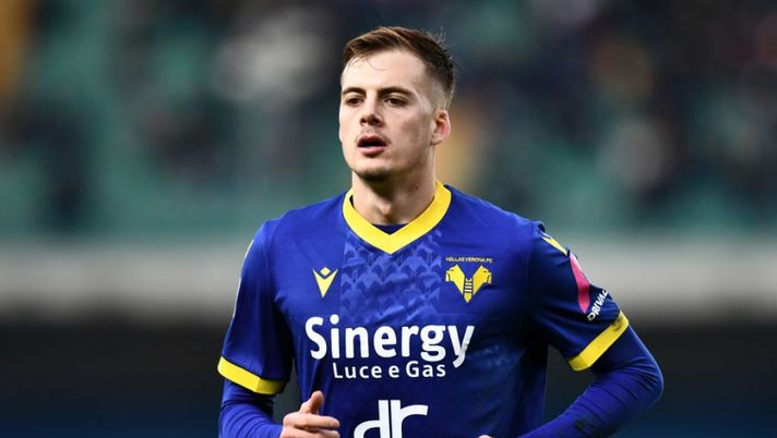 VERONA, ITALY - JANUARY 21: Ivan Ilic of Hellas Verona looks on during the Serie A match between Hellas Verona and US Lecce at Stadio Marcantonio Bentegodi on January 21, 2023 in Verona, Italy. (Photo by Alessandro Sabattini/Getty Images)  Sky: “Il Torino si avvicina al doppio colpo Hien-Ilic: nuovi contatti, ecco le cifre” - immagine 1