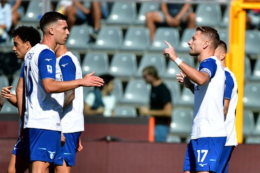 CREMONA, ITALY - SEPTEMBER 18: Ciro Immobile of SS Lazio celebrates a second goal from a penalty with his teammates during the Serie A match between US Cremonese and SS Lazio at Stadio Giovanni Zini on September 18, 2022 in Cremona, . (Photo by Marco Rosi - SS Lazio/Getty Images) Giallo Immobile: sta bene, ma non parte con l’Italia. Dietro c’è…Lotito- immagine 2