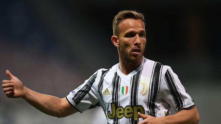 REGGIO NELL'EMILIA, ITALY - MAY 12: Arthur of Juventus gestures during the Serie A match between US Sassuolo and Juventus at Mapei Stadium - Città del Tricolore on May 12, 2021 in Reggio nell'Emilia, Italy. Sporting stadiums around Italy remain under strict restrictions due to the Coronavirus Pandemic as Government social distancing laws prohibit fans inside venues resulting in games being played behind closed doors. (Photo by Alessandro Sabattini/Getty Images) Sky: “Un club si è mosso per il prestito di Arthur, possibilità già a gennaio” - immagine 1